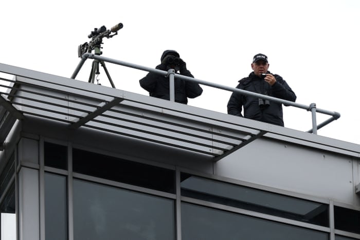 Des officiers de police armés se tiennent sur un toit surplombant le complexe où se déroule la conférence du Parti travailliste à Liverpool.