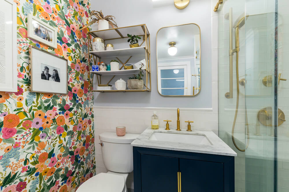 Salle de bain avec mur d'accent de papier peint floral