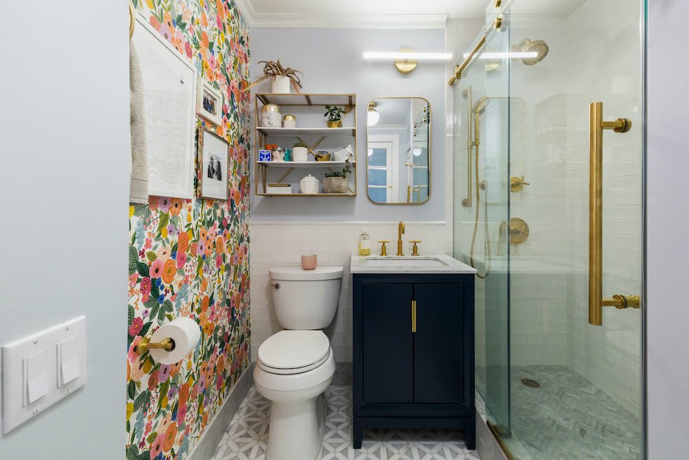 Salle de bain avec papier peint et quincaillerie dorée