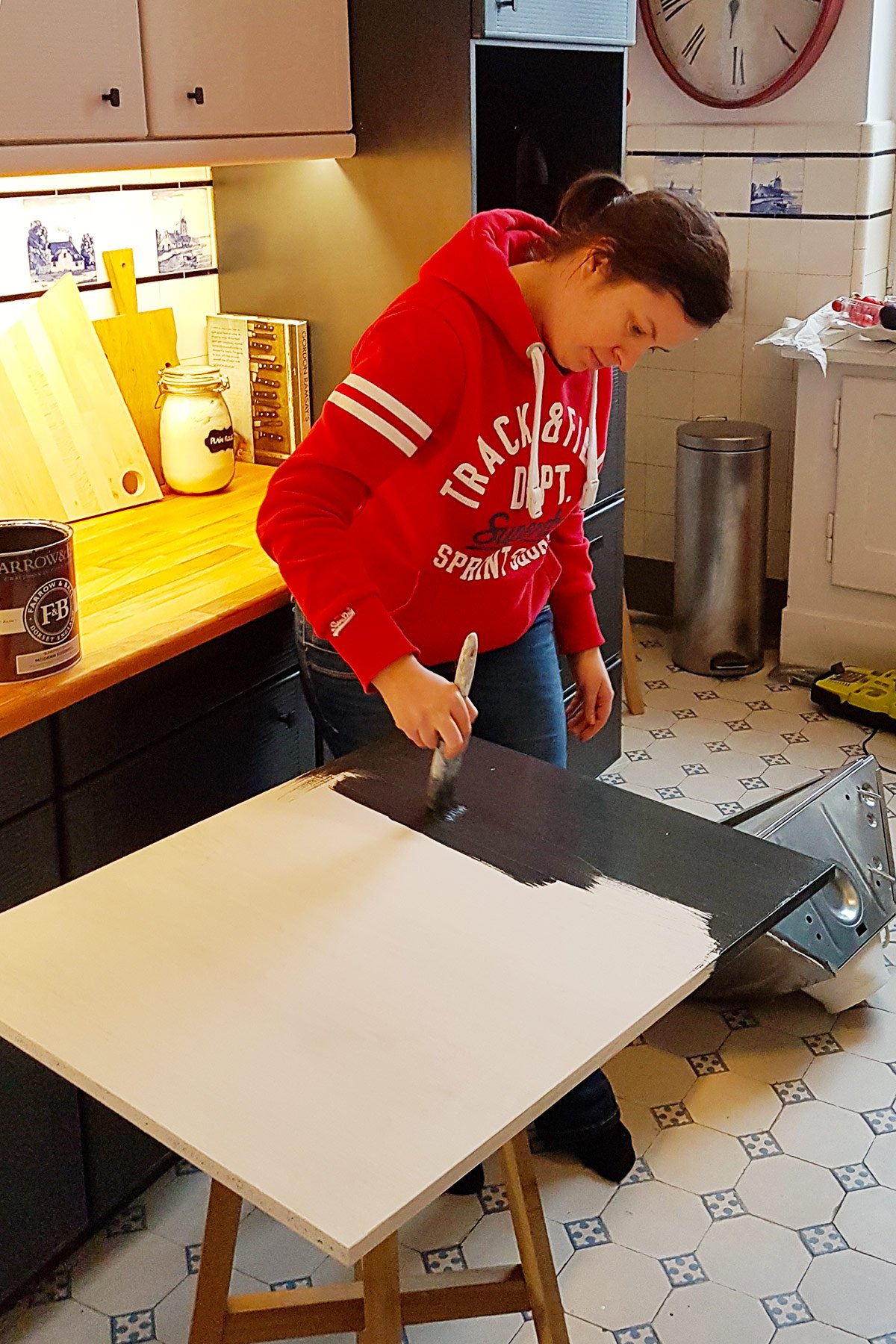 Comment peindre des armoires de cuisine en stratifié