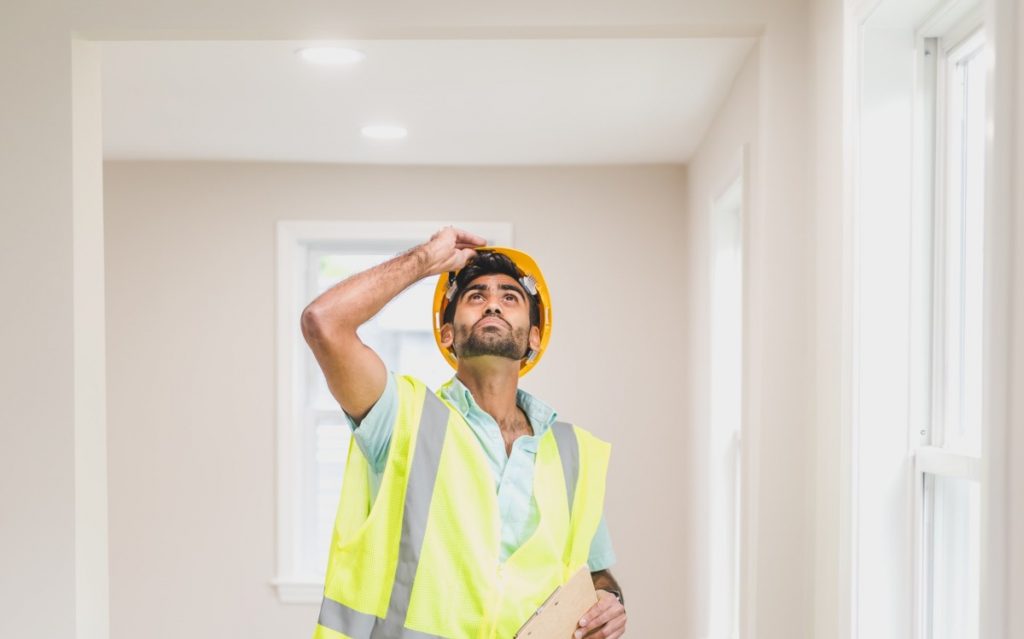 inspecteur en bâtiment effectuant une inspection de la maison